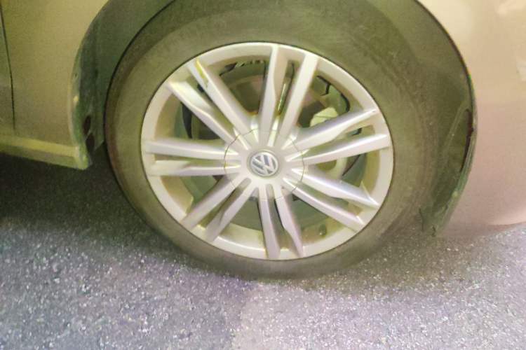 Used Volkswagen Golf Sportsvan 2018 280TSI Automatic Luxury Model Right Front Wheel Hub