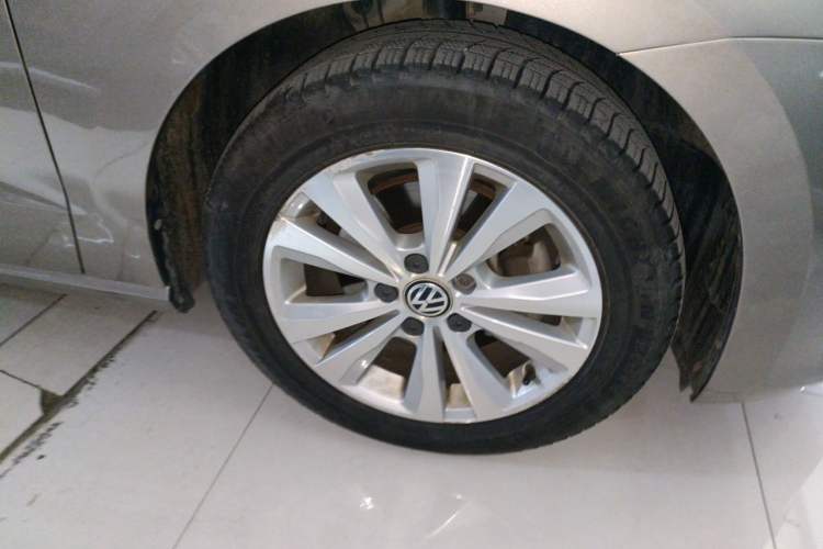 Used Volkswagen Golf Sportsvan 2018 230TSI Automatic Trend Edition Right Front Wheel Hub
