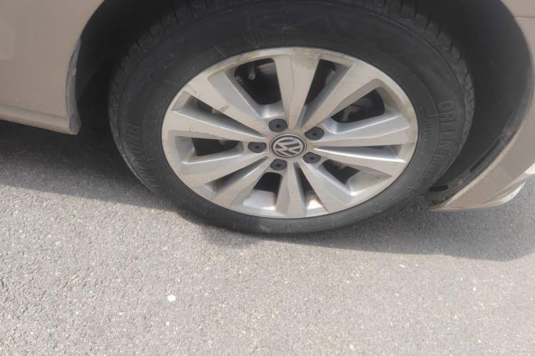 Used Volkswagen Golf Sportsvan 2018 230TSI Automatic Trend Edition Right Front Wheel Hub