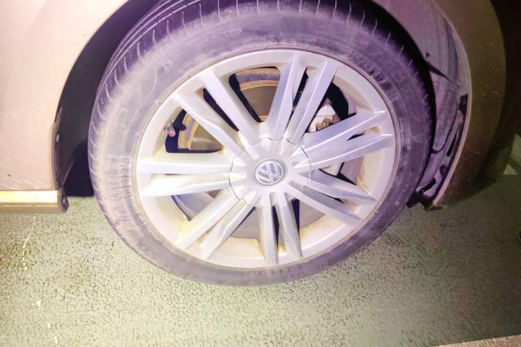 Used Volkswagen Golf Sportsvan 2018 230TSI Automatic Luxury Model Right Front Wheel Hub