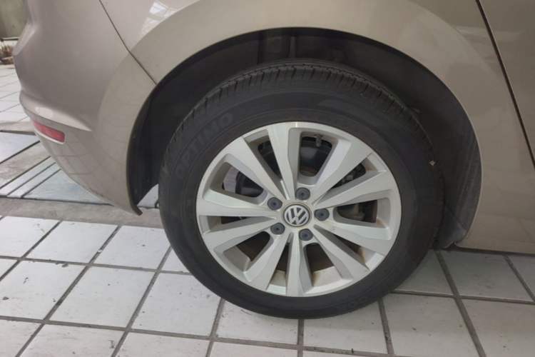 Used Volkswagen Golf Sportsvan 2018 230TSI Automatic Trend Edition Right Rear Wheel Hub