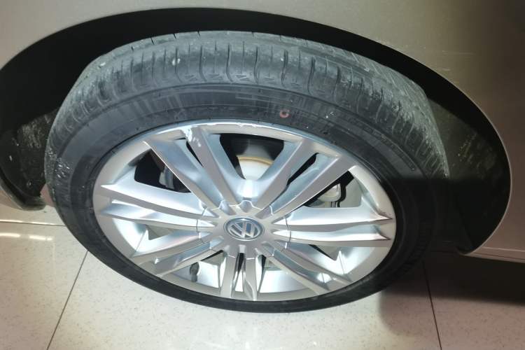 Used Volkswagen Golf Sportsvan 2018 230TSI Automatic Luxury Model Right Rear Wheel Hub