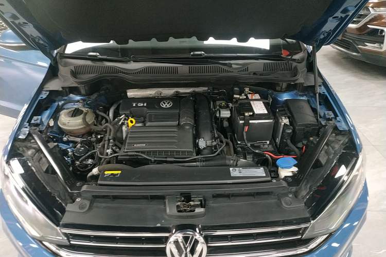 Used Volkswagen Golf Sportsvan 2019 280TSI Automatic Trendy Model China VI Standard Engine Bay