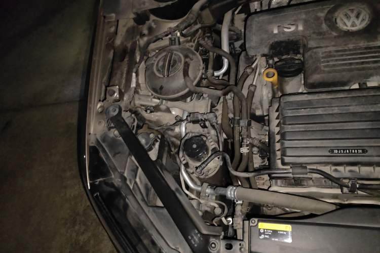 Used Volkswagen Golf Sportsvan 2019 280TSI Automatic Trendy Model China VI Standard Engine Bay Right