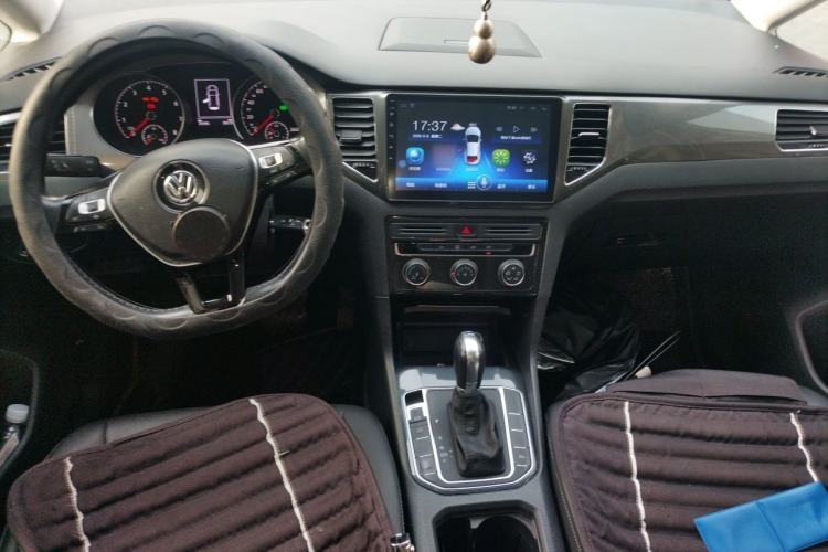 Used Volkswagen Golf Sportsvan 2019 280TSI Automatic Trendy Model China VI Standard Center Console