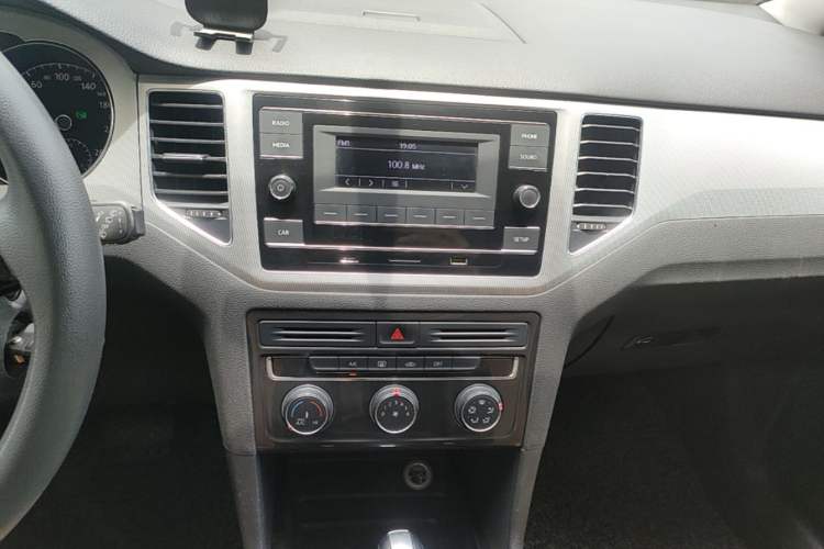 Used Volkswagen Golf Sportsvan 2019 1.6L Automatic Pure Model China V Standard Audio And AC Panel