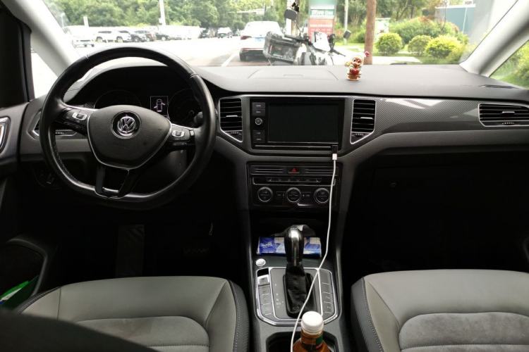 Used Volkswagen Golf Sportsvan 2019 280TSI Automatic Voyageur Model China VI Standard Center Console