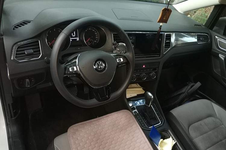 Used Volkswagen Golf Sportsvan 2019 280TSI Automatic Trendy Model China VI Standard Center Console