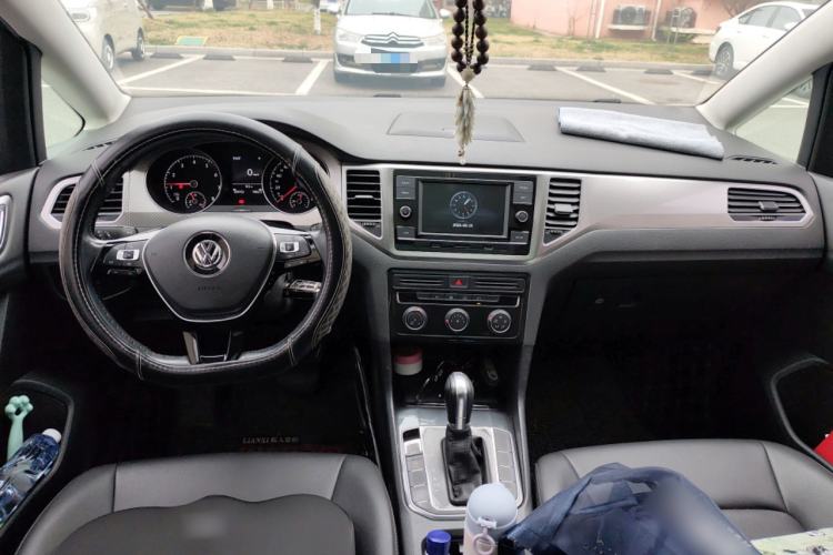 Used Volkswagen Golf Sportsvan 2019 280TSI Automatic Trendy Model China VI Standard Center Console