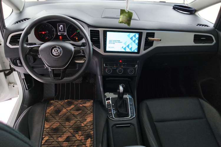 Used Volkswagen Golf Sportsvan 2019 200TSI Automatic C-HR Pure Version China VI Standard Center Console
