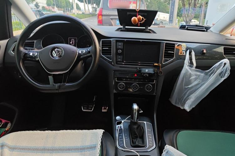 Used Volkswagen Golf Sportsvan 2019 280TSI Automatic Voyageur Model China VI Standard Center Console