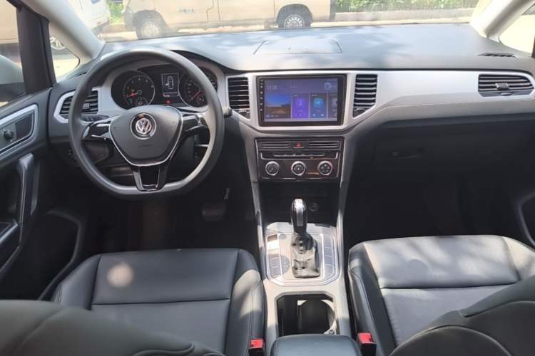Used Volkswagen Golf Sportsvan 2019 1.6L Automatic Pure Model China V Standard Center Console