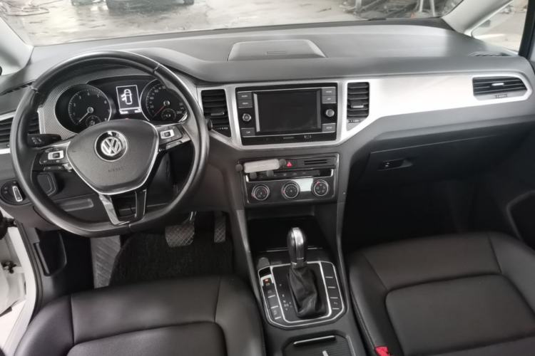 Used Volkswagen Golf Sportsvan 2019 280TSI Automatic Trendy Model China VI Standard Center Console