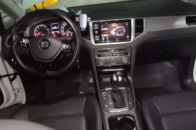 Used Volkswagen Golf Sportsvan 2019 280TSI Automatic Trendy Model China VI Standard Center Console