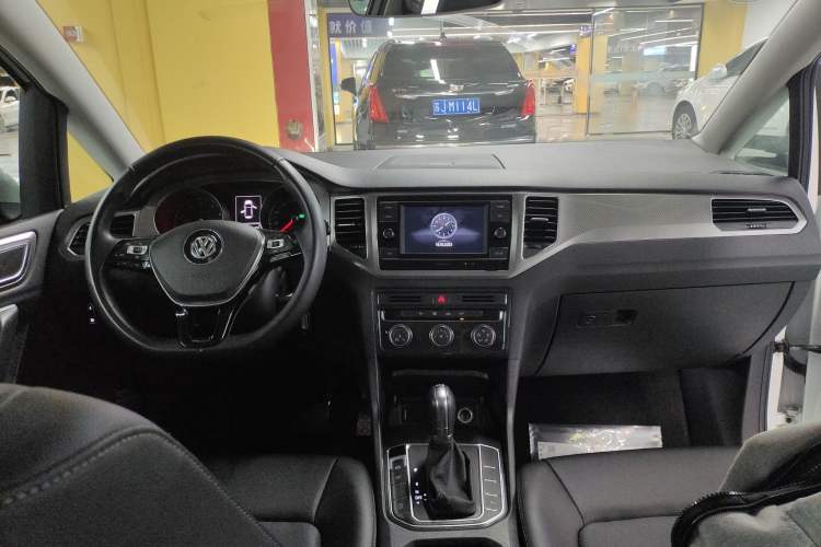 Used Volkswagen Golf Sportsvan 2019 280TSI Automatic Trendy Model China VI Standard Center Console