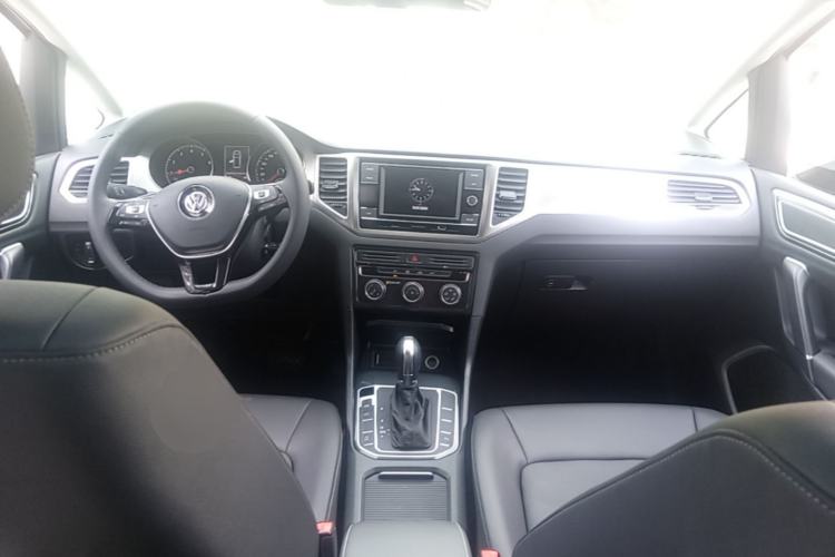 Used Volkswagen Golf Sportsvan 2019 280TSI Automatic Trendy Model China VI Standard Center Console