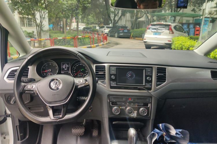 Used Volkswagen Golf Sportsvan 2019 280TSI Automatic Trendy Model China VI Standard Center Console