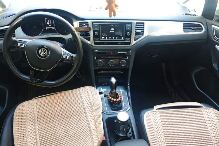 Used Volkswagen Golf Sportsvan 2019 280TSI Automatic Trendy Model China VI Standard Center Console
