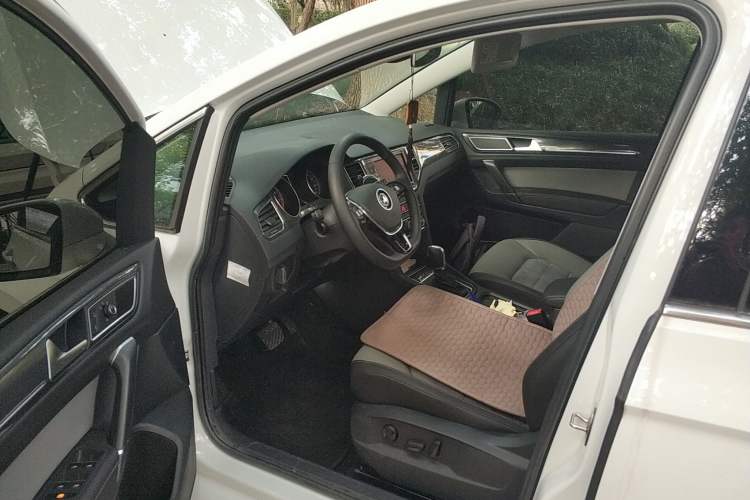 Used Volkswagen Golf Sportsvan 2019 280TSI Automatic Trendy Model China VI Standard Driver Seat