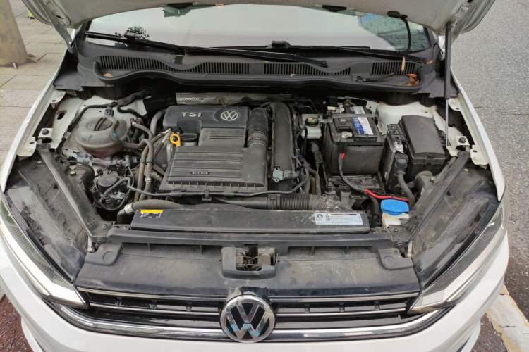 Used Volkswagen Golf Sportsvan 2019 280TSI Automatic Voyageur Model China VI Standard Engine Bay