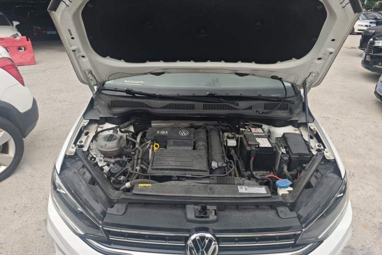Used Volkswagen Golf Sportsvan 2019 280TSI Automatic Trendy Model China VI Standard Engine Bay