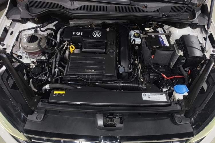 Used Volkswagen Golf Sportsvan 2019 280TSI Automatic Trendy Model China VI Standard Engine Bay