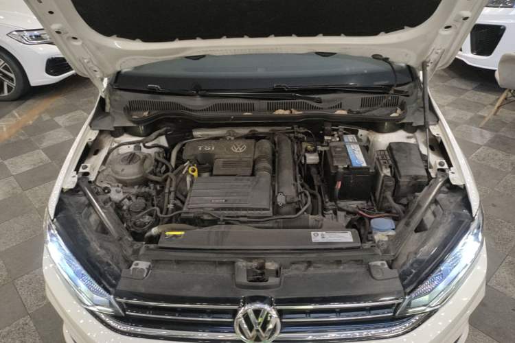 Used Volkswagen Golf Sportsvan 2019 280TSI Automatic Trendy Model China VI Standard Engine Bay