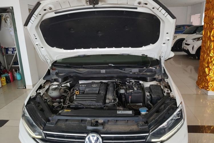 Used Volkswagen Golf Sportsvan 2019 280TSI Automatic Trendy Model China VI Standard Engine Bay