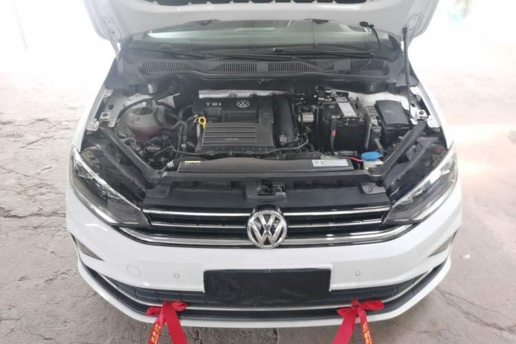 Used Volkswagen Golf Sportsvan 2019 280TSI Automatic Trendy Model China VI Standard Engine Bay