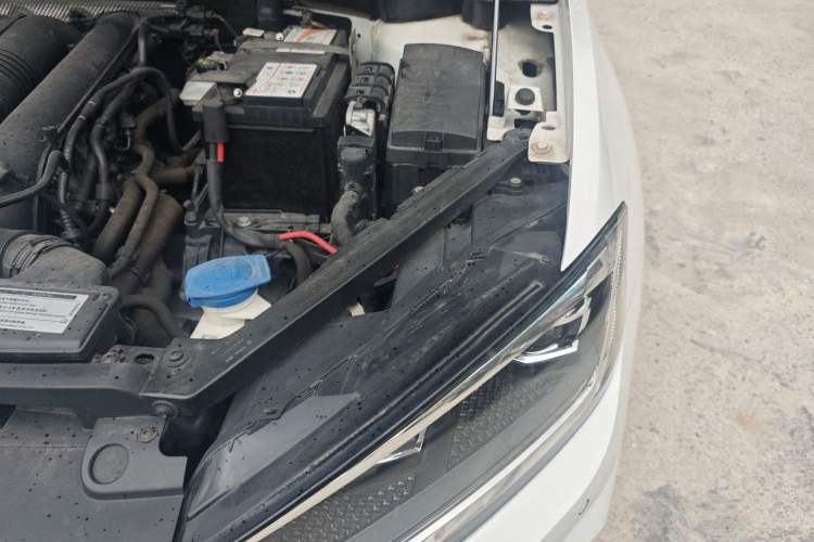 Used Volkswagen Golf Sportsvan 2019 280TSI Automatic Trendy Model China VI Standard Engine Bay Left