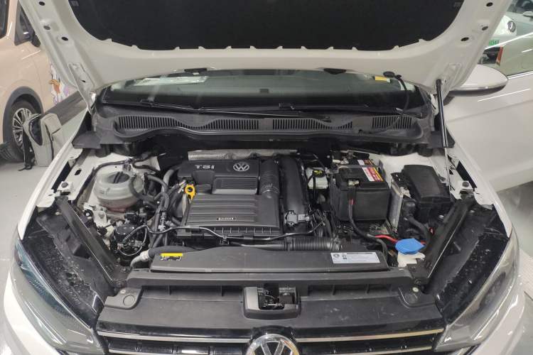 Used Volkswagen Golf Sportsvan 2019 280TSI Automatic Trendy Model China VI Standard Engine Bay