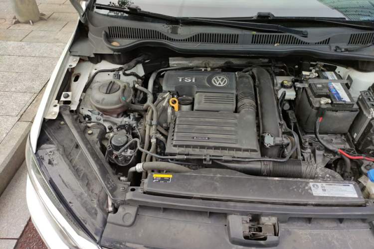Used Volkswagen Golf Sportsvan 2019 280TSI Automatic Voyageur Model China VI Standard Engine Bay Right