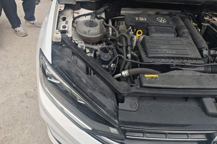Used Volkswagen Golf Sportsvan 2019 280TSI Automatic Trendy Model China VI Standard Engine Bay Right