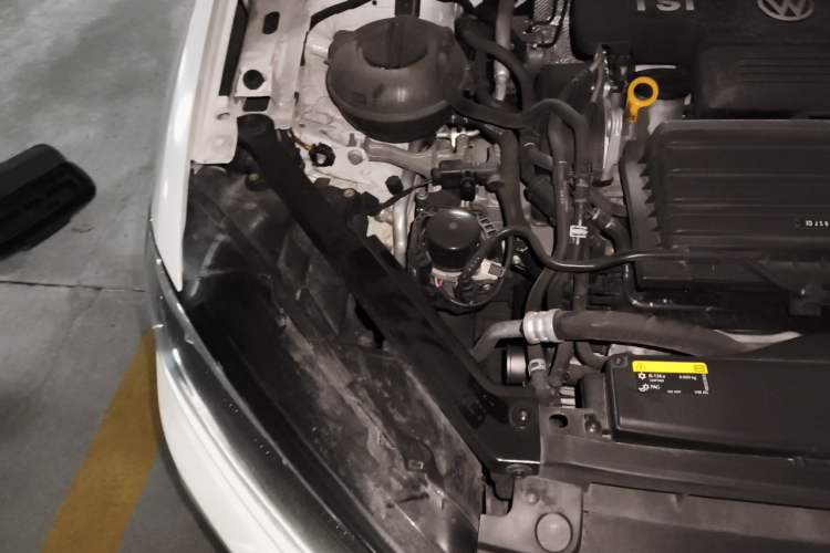 Used Volkswagen Golf Sportsvan 2019 280TSI Automatic Trendy Model China VI Standard Engine Bay Right