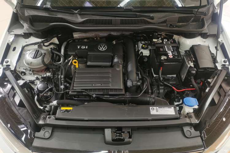 Used Volkswagen Golf Sportsvan 2019 280TSI Automatic Trendy Model China VI Standard Engine Bay
