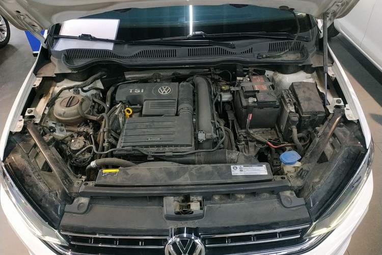 Used Volkswagen Golf Sportsvan 2019 280TSI Automatic Trendy Model China VI Standard Engine Bay