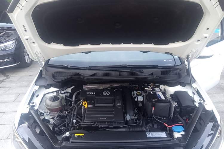 Used Volkswagen Golf Sportsvan 2019 280TSI Automatic Trendy Model China VI Standard Engine Bay