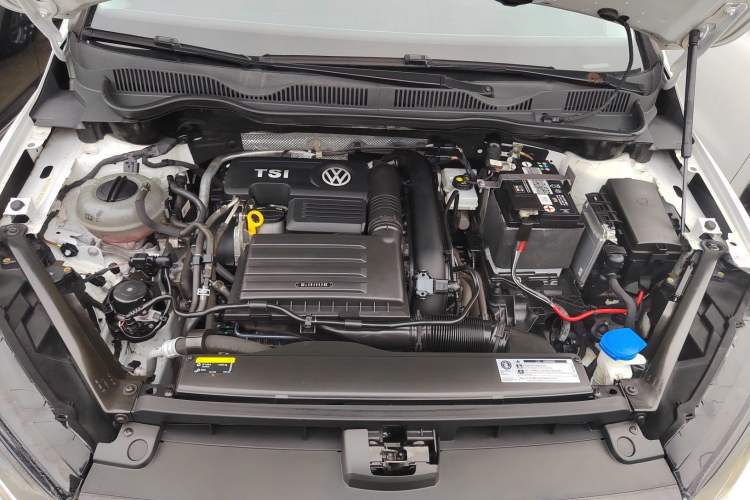 Used Volkswagen Golf Sportsvan 2019 200TSI Automatic C-HR Pure Version China VI Standard Engine Bay