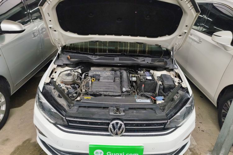 Used Volkswagen Golf Sportsvan 2019 280TSI Automatic Trendy Model China VI Standard Engine Bay
