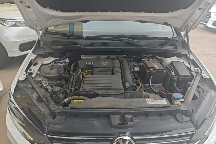 Used Volkswagen Golf Sportsvan 2019 280TSI Automatic Trendy Model China VI Standard Engine Bay