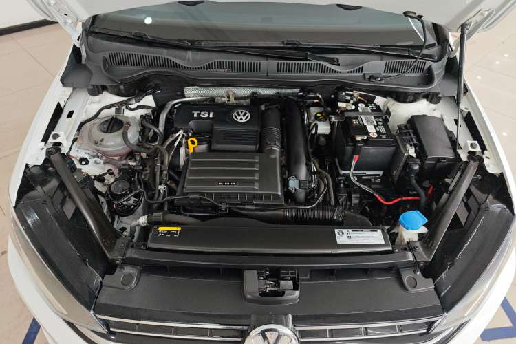 Used Volkswagen Golf Sportsvan 2019 200TSI Automatic C-HR Pure Version China VI Standard Engine Bay