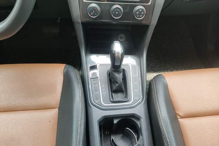 Used Volkswagen Golf Sportsvan 2019 1.6L Automatic Pure Model China V Standard Gear Lever