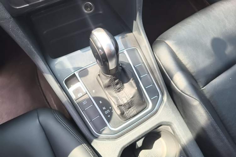 Used Volkswagen Golf Sportsvan 2019 1.6L Automatic Pure Model China V Standard Gear Lever