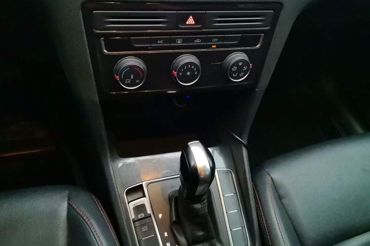 Used Volkswagen Golf Sportsvan 2019 1.6L Automatic Pure Model China V Standard Gear Lever