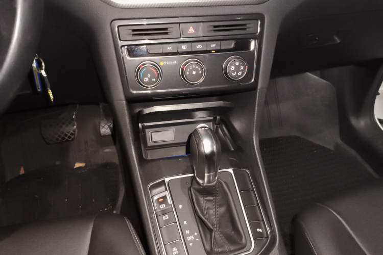 Used Volkswagen Golf Sportsvan 2019 280TSI Automatic Trendy Model China VI Standard Gear Lever
