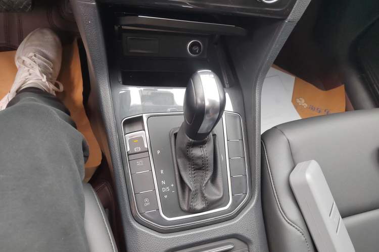 Used Volkswagen Golf Sportsvan 2019 200TSI Automatic C-HR Pure Version China VI Standard Gear Lever