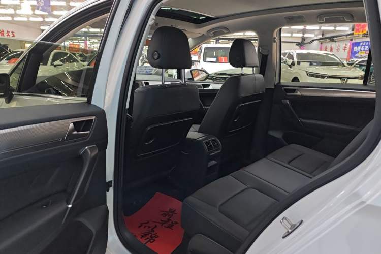 Used Volkswagen Golf Sportsvan 2019 280TSI Automatic Trendy Model China VI Standard Interior 2