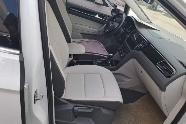 Used Volkswagen Golf Sportsvan 2019 280TSI Automatic Trendy Edition China V Standard Interior 6