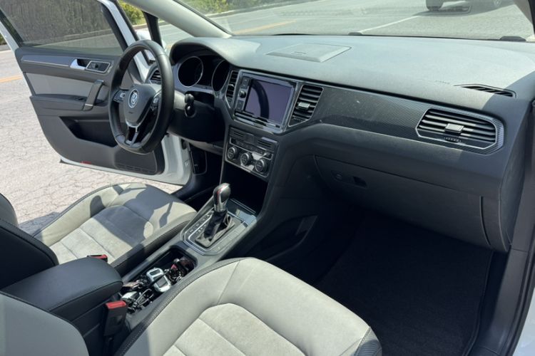 Used Volkswagen Golf Sportsvan 2019 280TSI Automatic Sentinel Model China VI Standard Interior 8