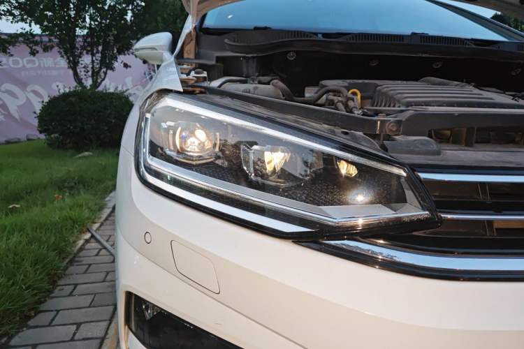 Used Volkswagen Golf Sportsvan 2019 280TSI Automatic Voyageur Model China VI Standard Right Front Headlight